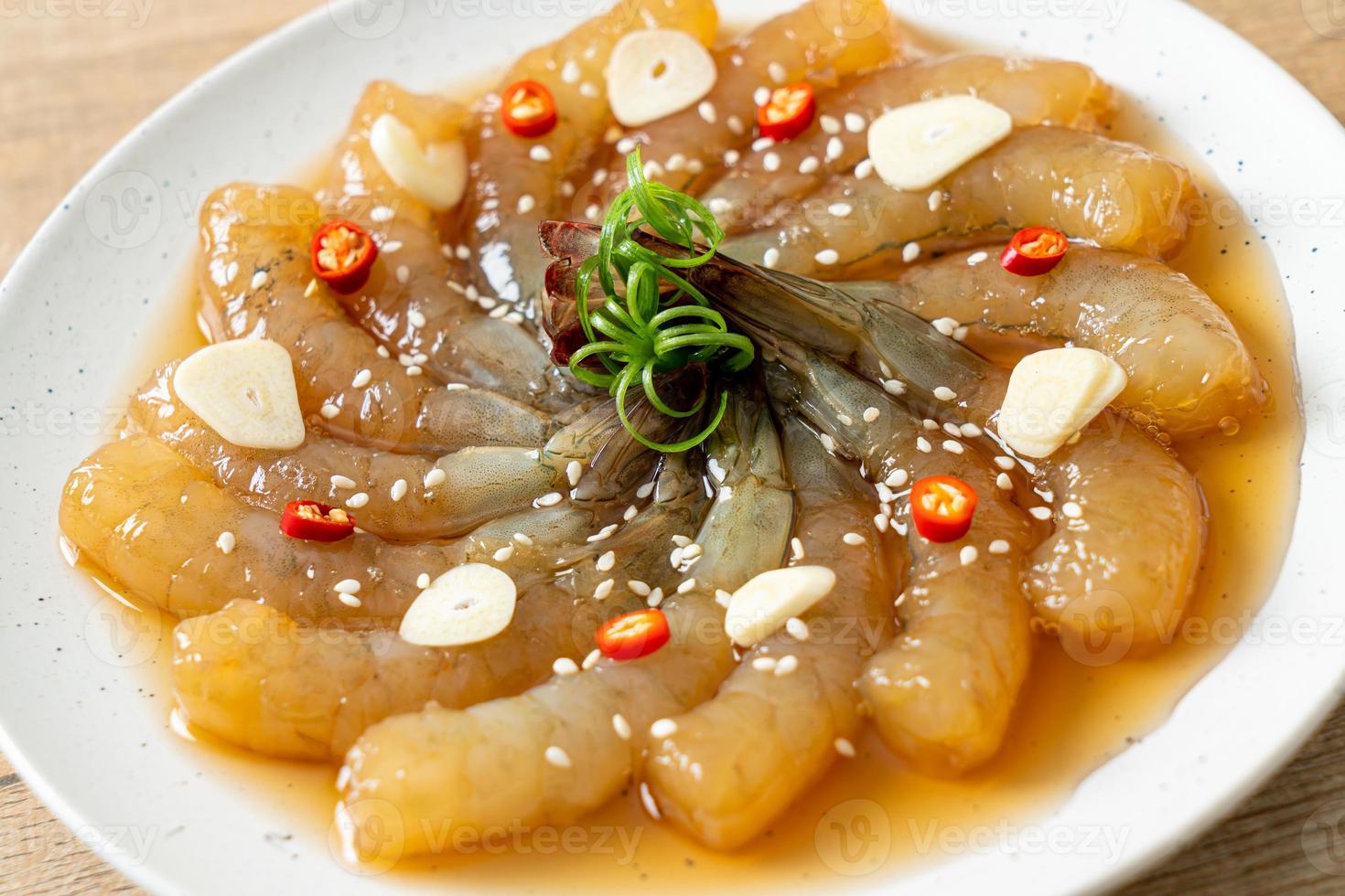 langostinos en escabeche al estilo coreano o camarones en escabeche con salsa de soja coreana foto