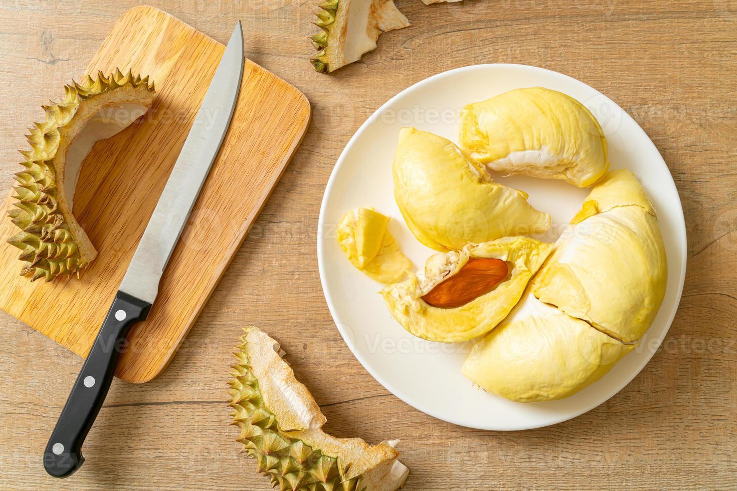 durian maduro y fresco, piel de durian foto