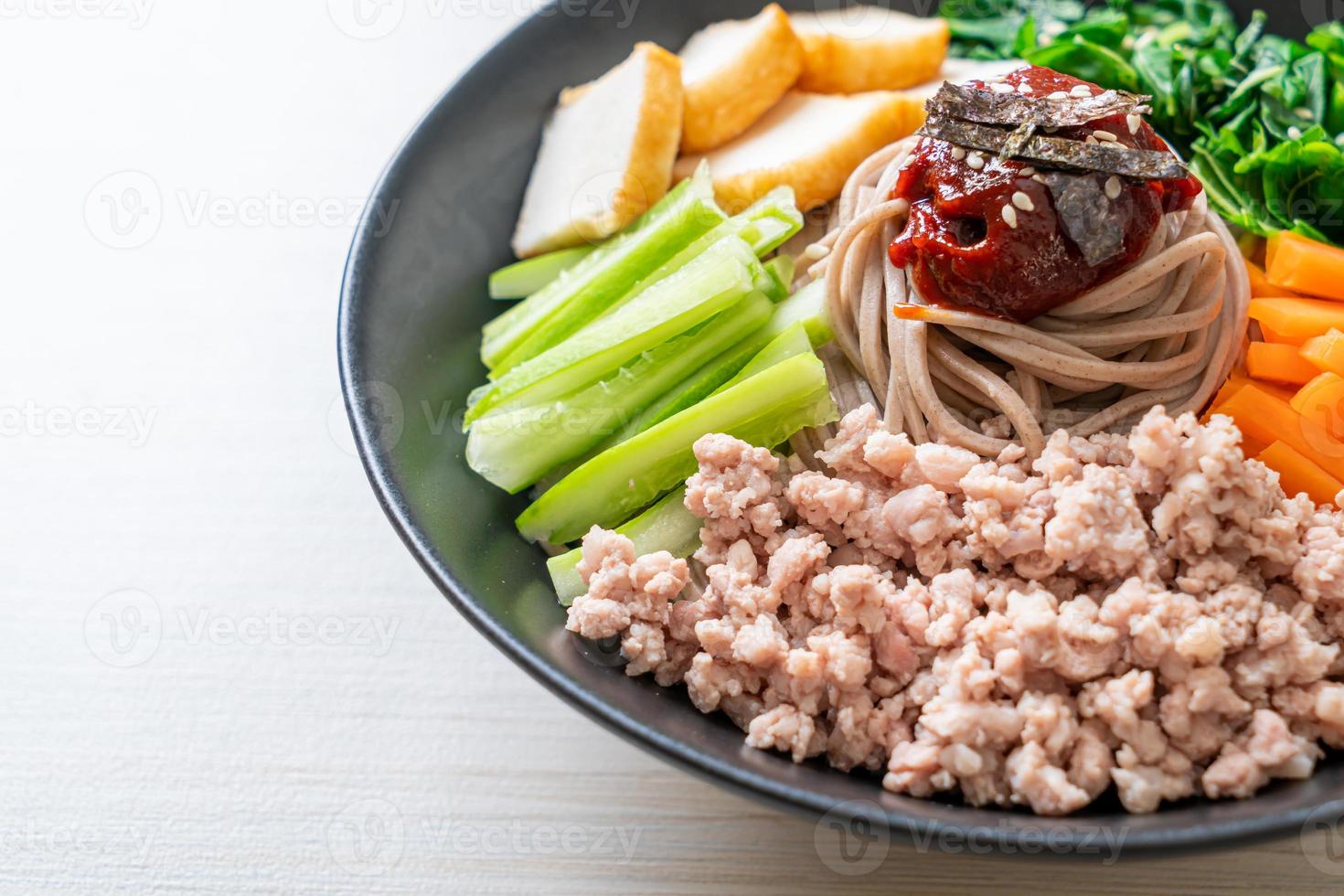 fideos fríos picantes coreanos foto