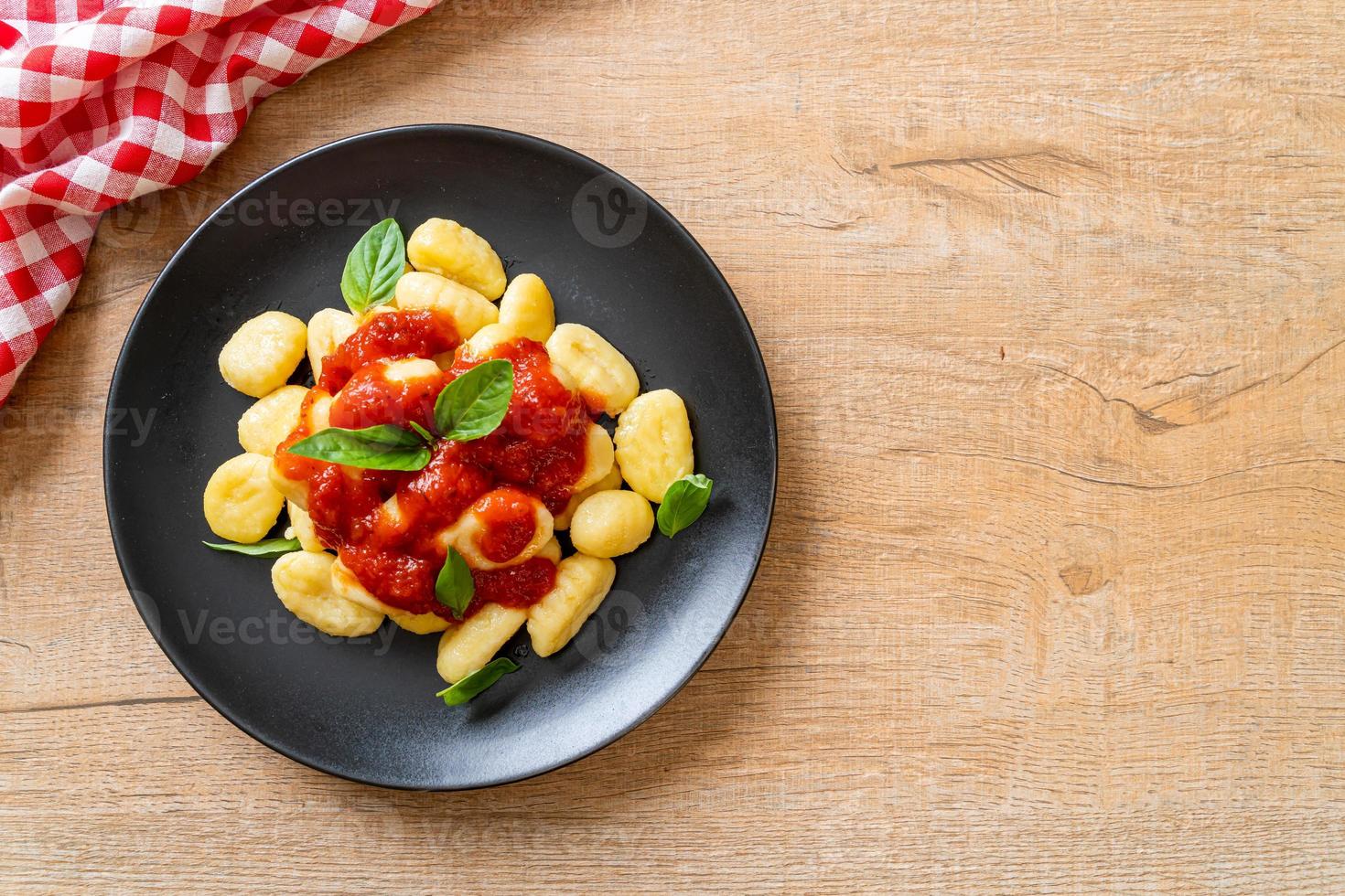 pasta tortellini italiano con salsa de tomate foto