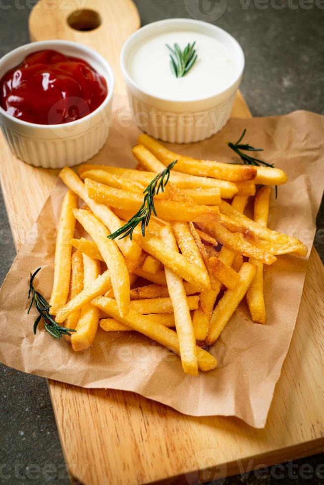 papas fritas con crema agria y salsa de tomate foto