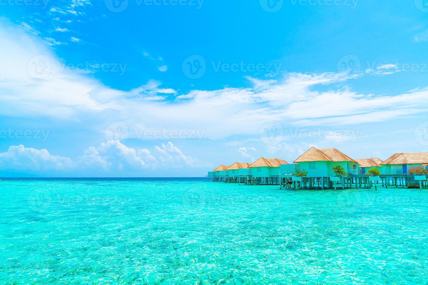 Hermoso hotel tropical resort de Maldivas e isla con playa y mar foto
