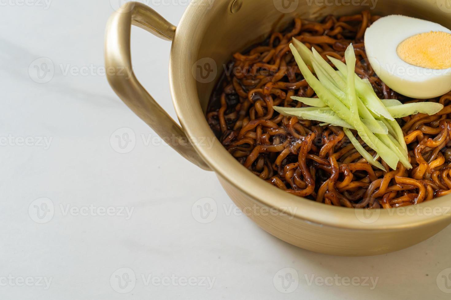 fideos instantáneos coreanos con salsa de frijoles negros o jajangmyeon o jjajangmyeon foto