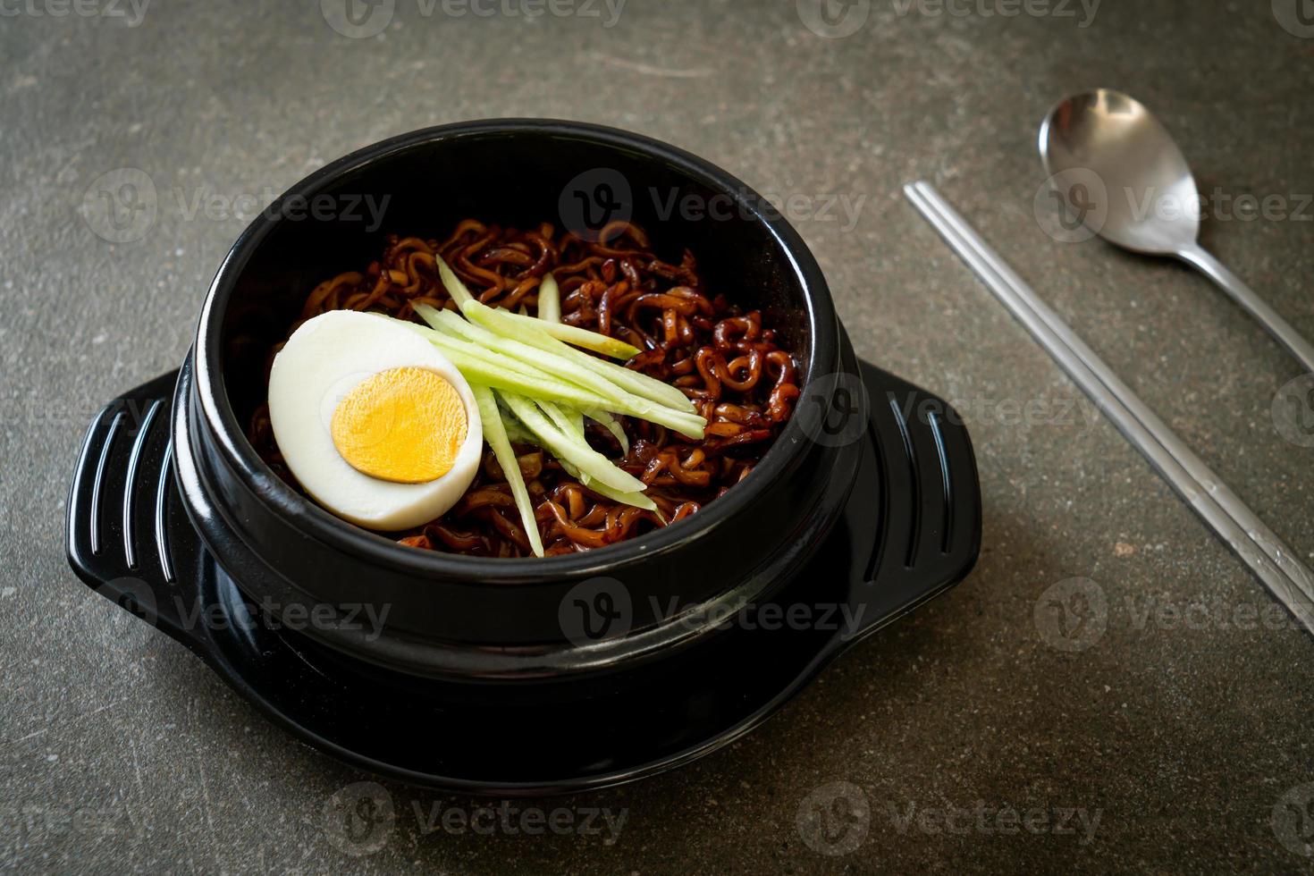 fideos instantáneos coreanos con salsa de frijoles negros o jajangmyeon o jjajangmyeon foto