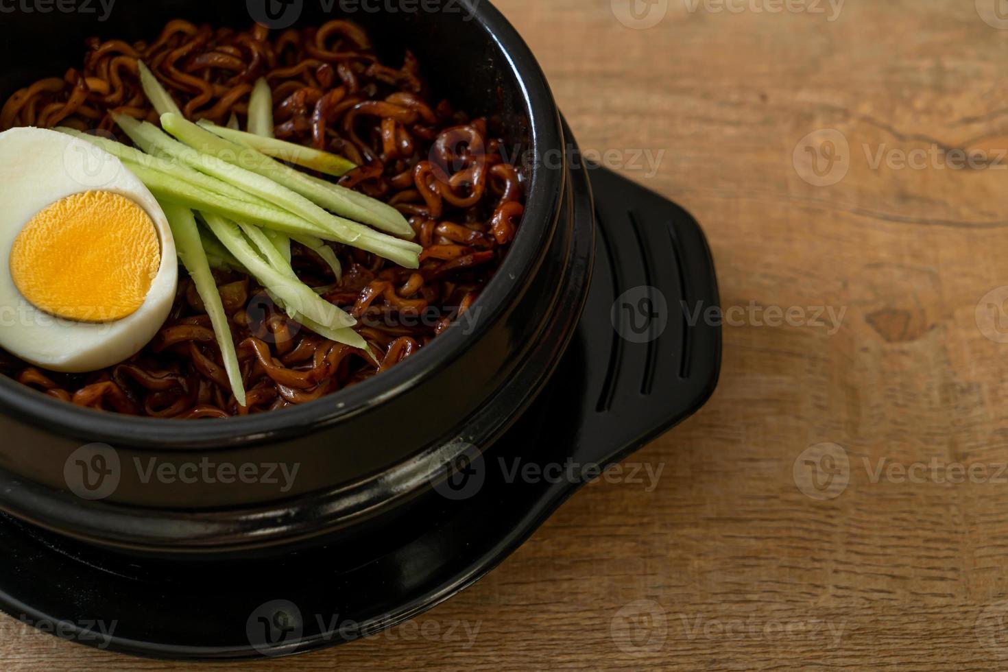 fideos instantáneos coreanos con salsa de frijoles negros o jajangmyeon o jjajangmyeon foto