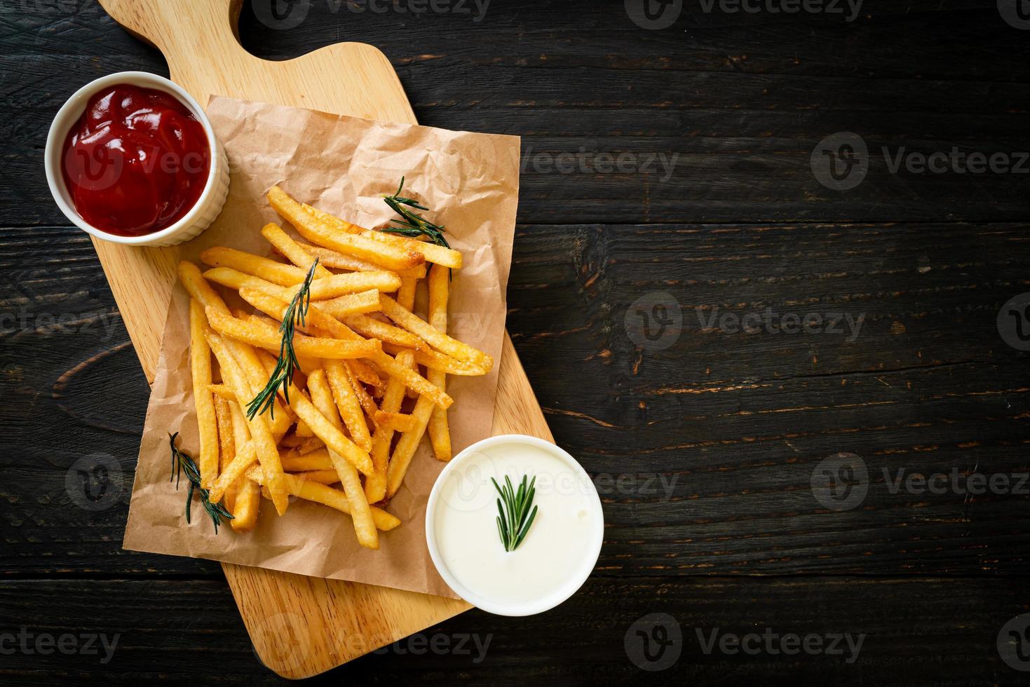 papas fritas con crema agria y salsa de tomate foto