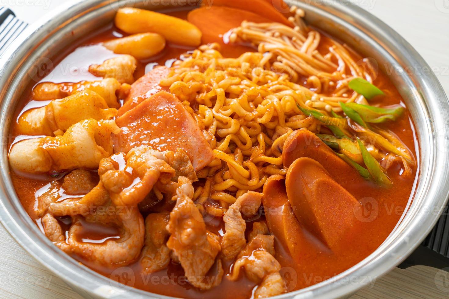 budae jjigae o budaejjigae o estofado del ejército o estofado de base del ejército. está cargado de kimchi, spam, salchichas, fideos ramen y mucho más foto