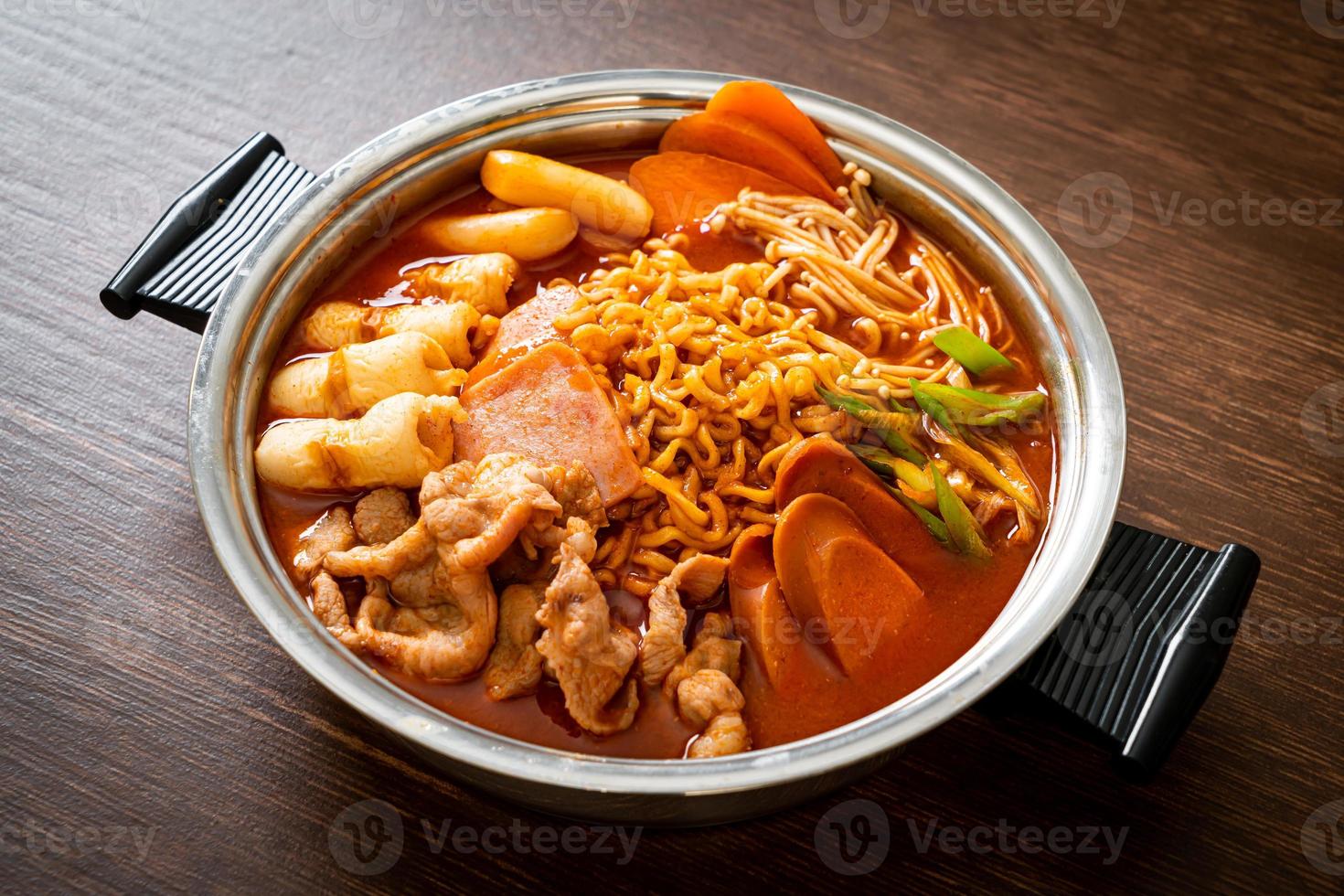 budae jjigae o budaejjigae o estofado del ejército o estofado de base del ejército. está cargado de kimchi, spam, salchichas, fideos ramen y mucho más foto