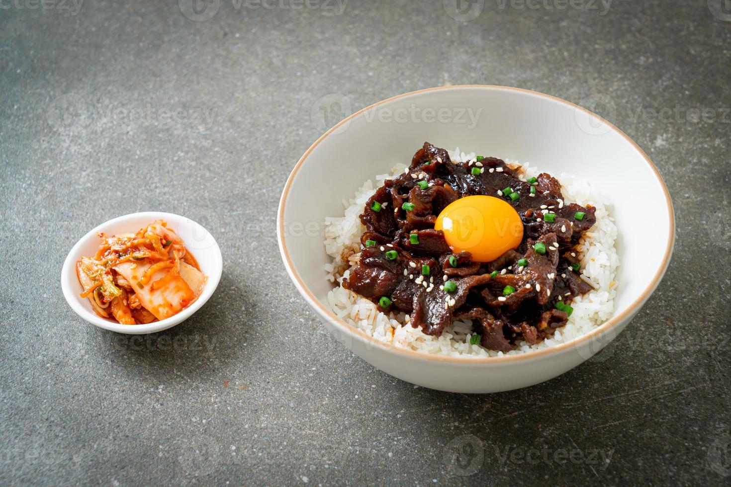 arroz con cerdo a la soja o donburi de cerdo japonés foto