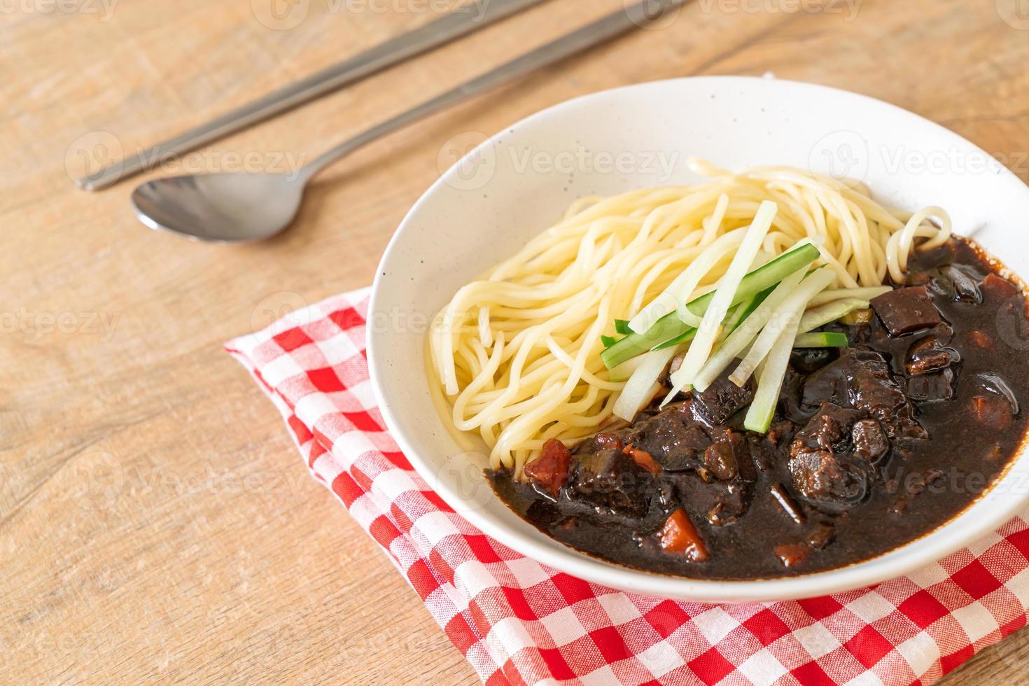 jajangmyeon o jjajangmyeon son fideos coreanos con salsa negra foto