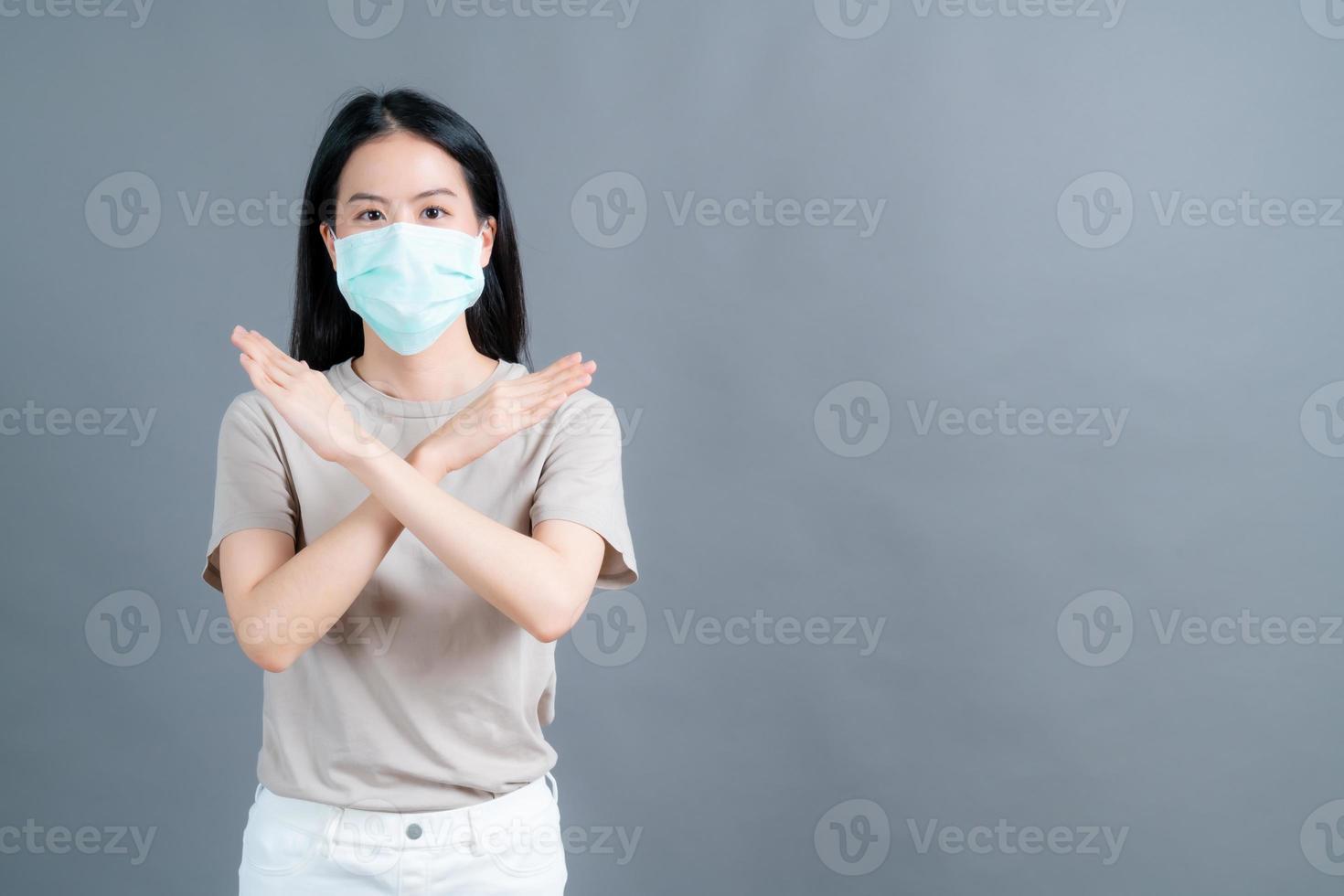 Mujer asiática con mascarilla médica protege el polvo del filtro pm2.5 anti-contaminación, anti-smog y covid-19 foto