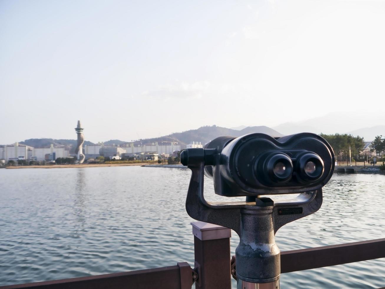 binoculares de observación en el muelle y la ciudad de sokcho, corea del sur foto