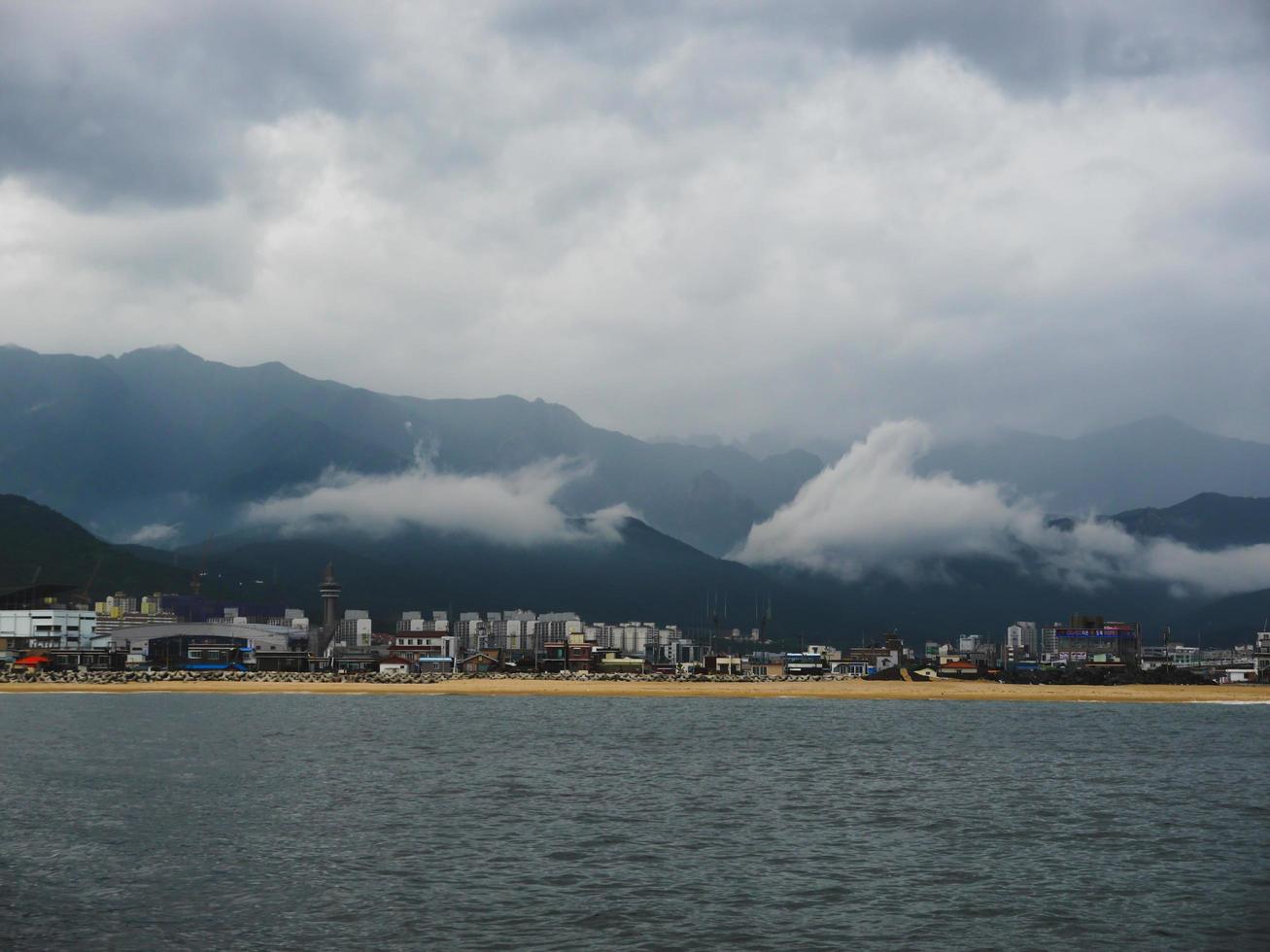 ciudad de sokcho desde el mar, corea del sur foto