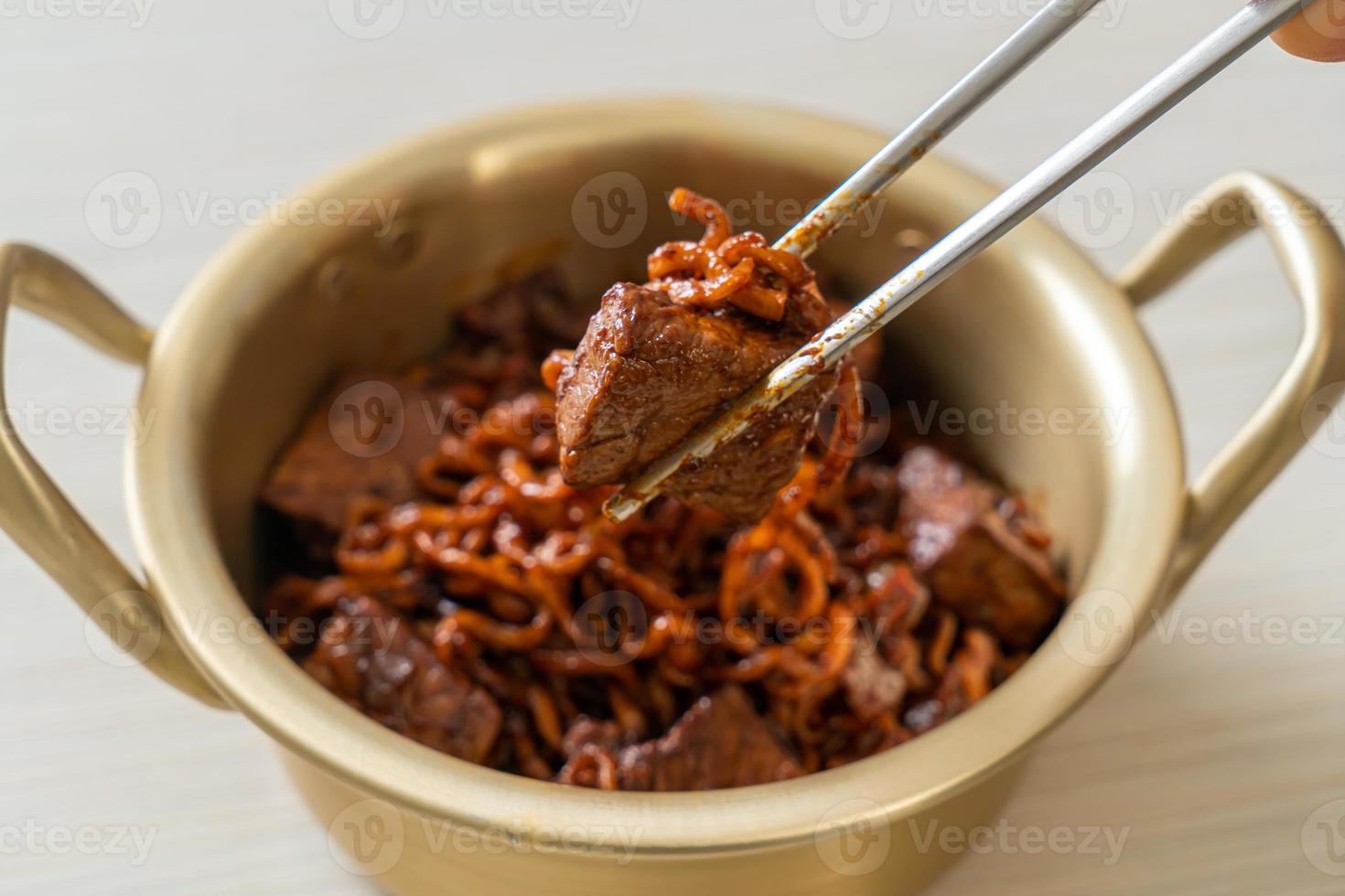 jjapaguri o chapaguri, frijoles negros coreanos, fideos picantes con carne de res foto