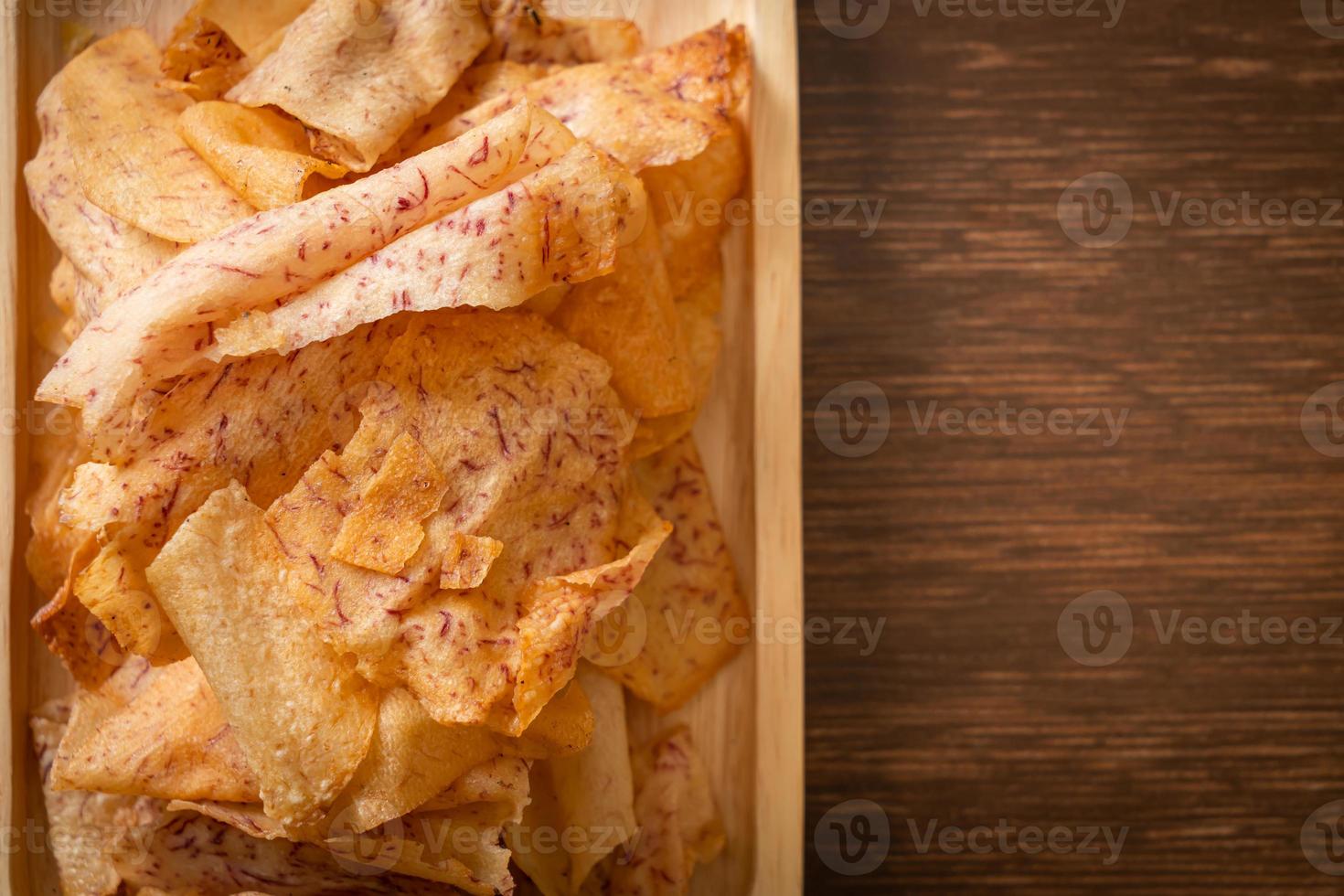 chips de taro - taro en rodajas frito o al horno foto