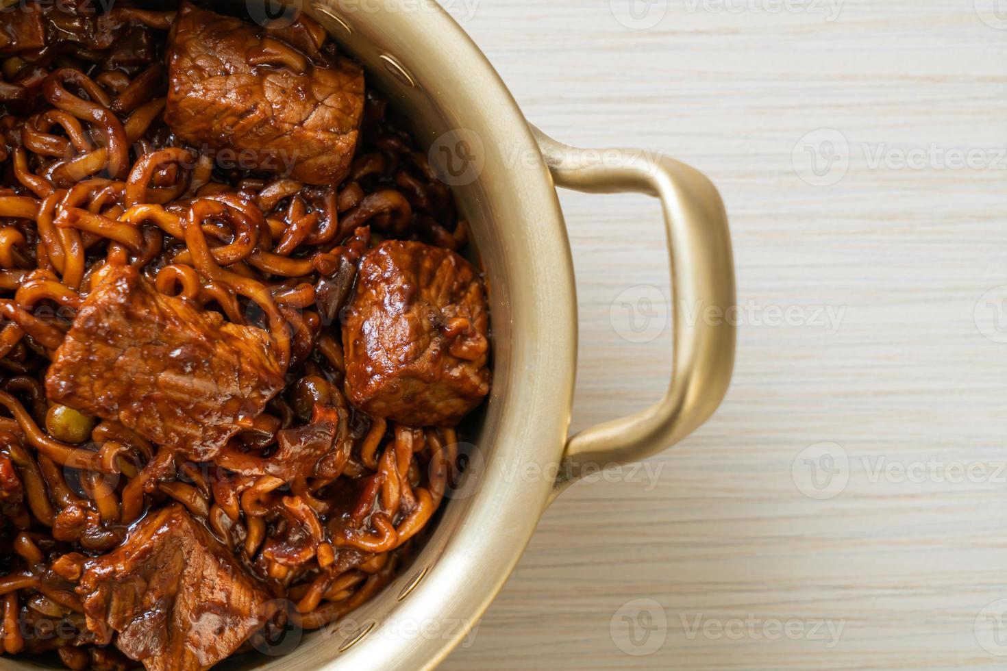 jjapaguri o chapaguri, frijoles negros coreanos, fideos picantes con carne de res foto