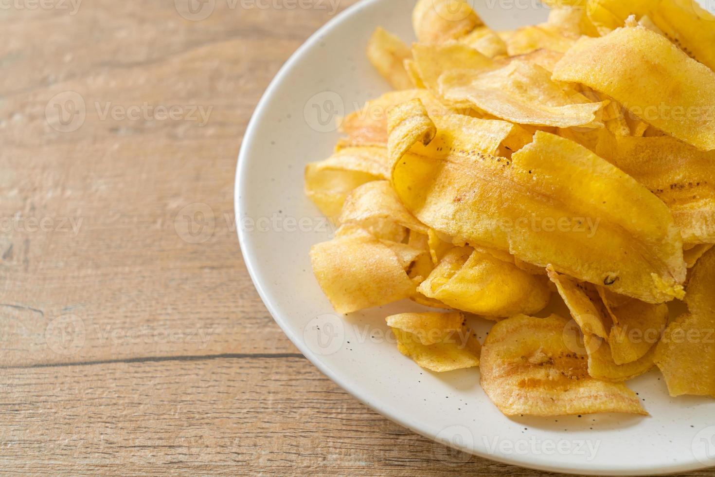 chips de plátano - plátano en rodajas frito o al horno foto