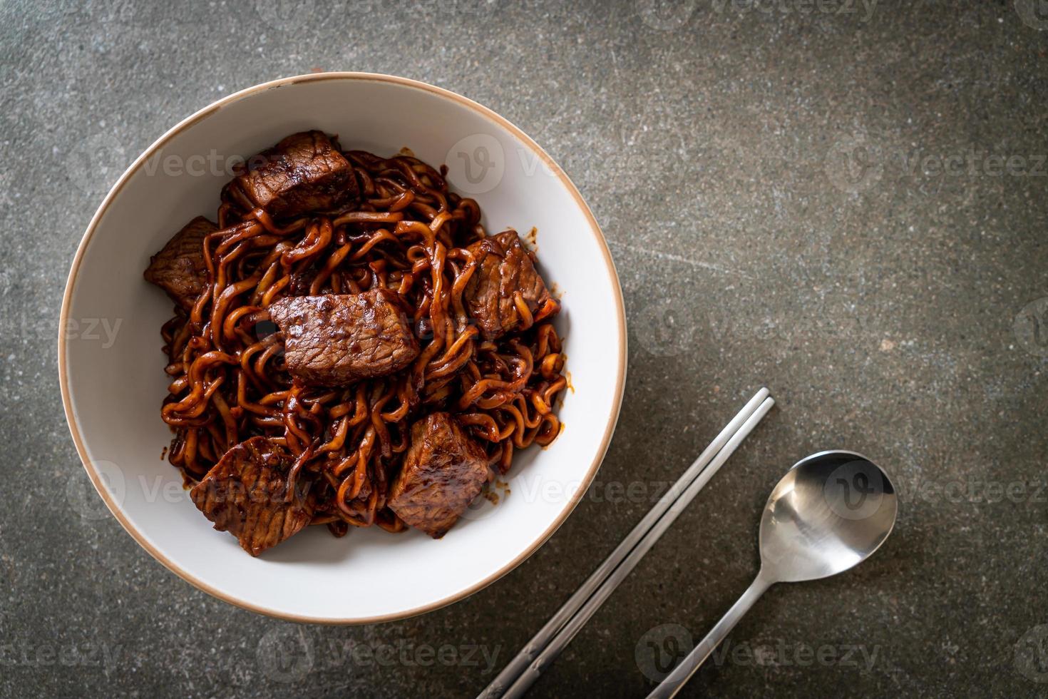 jjapaguri o chapaguri, frijoles negros coreanos, fideos picantes con carne de res foto