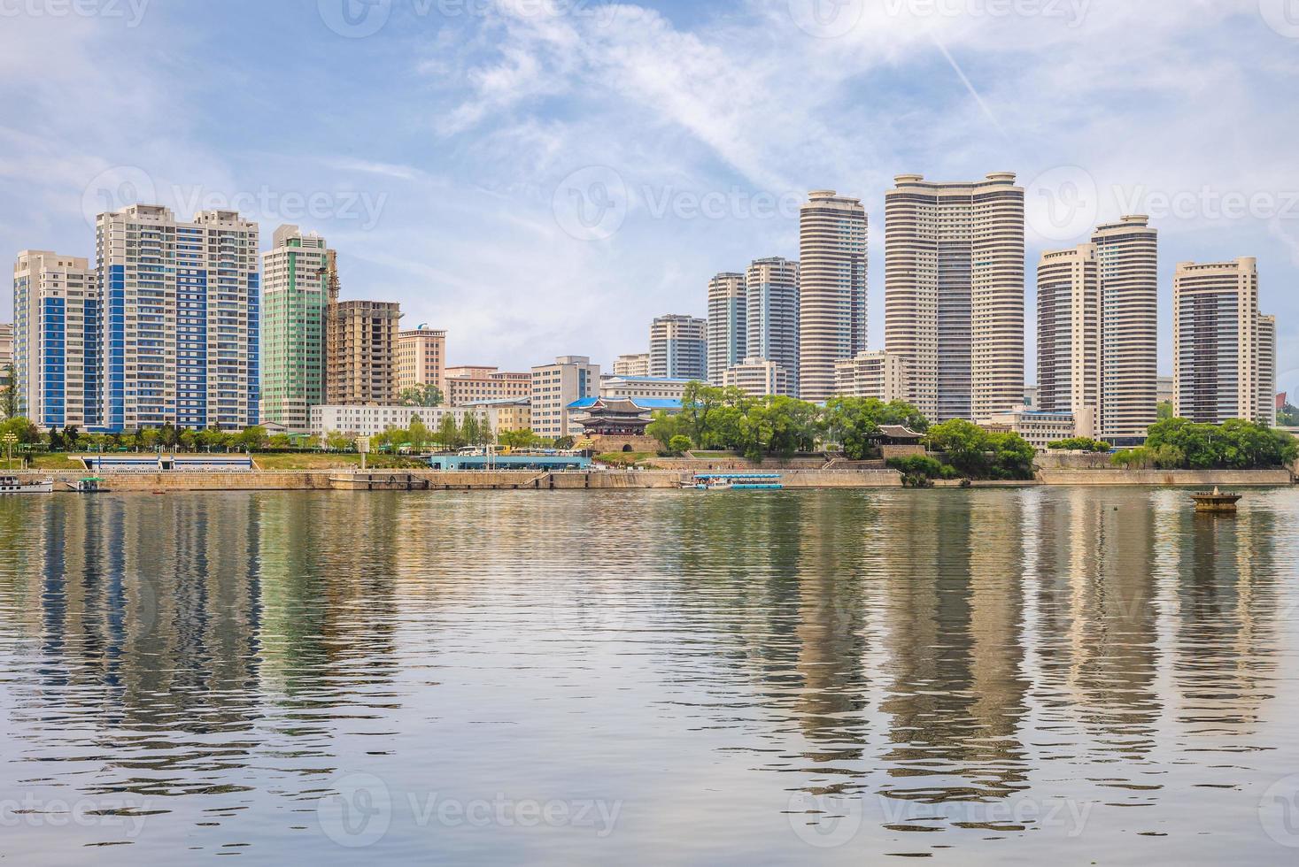 horizonte de pyongyang por el río taedong, corea del norte foto