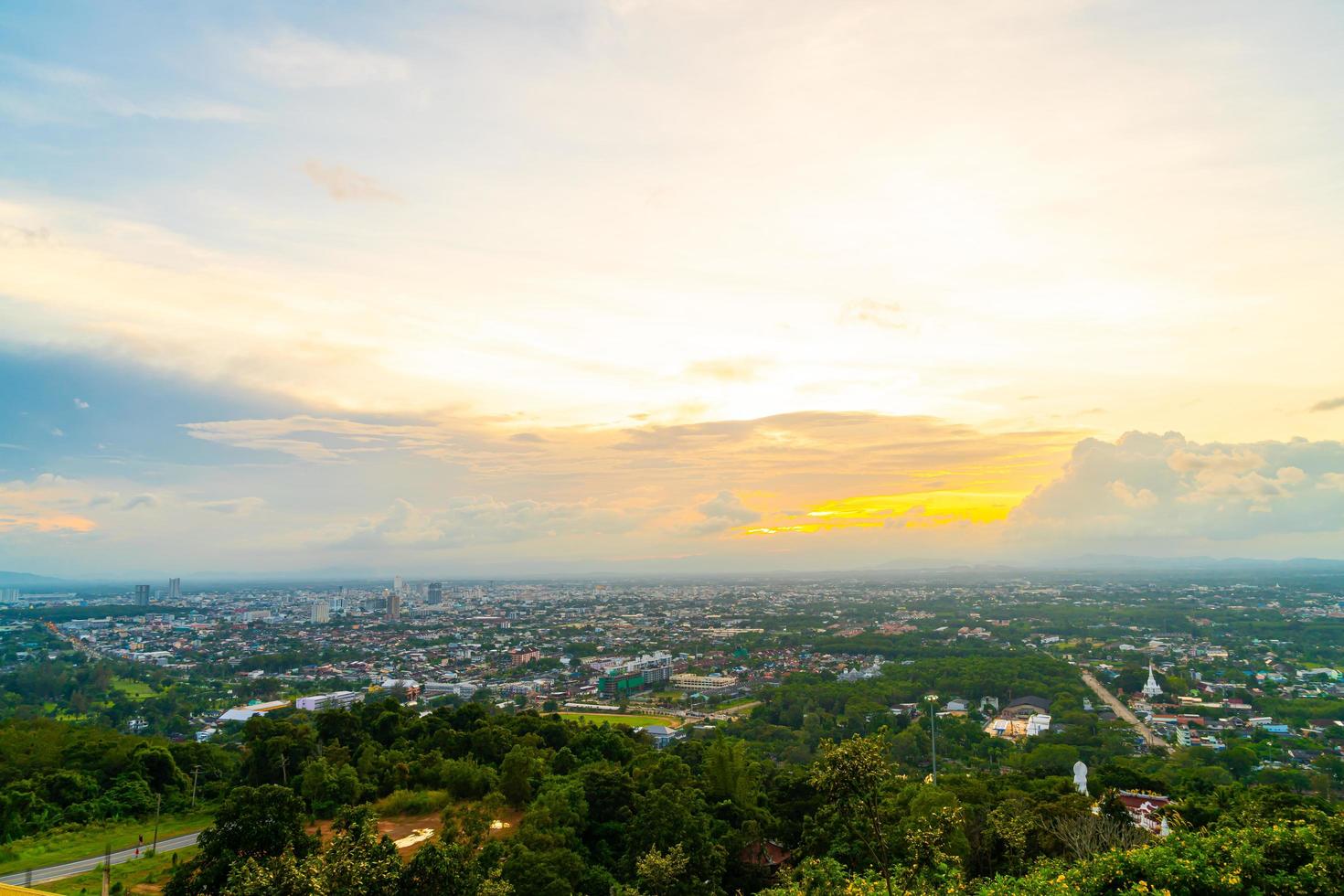 El horizonte de la ciudad de Hat Yai con cielo crepuscular en Songkhla en Tailandia foto