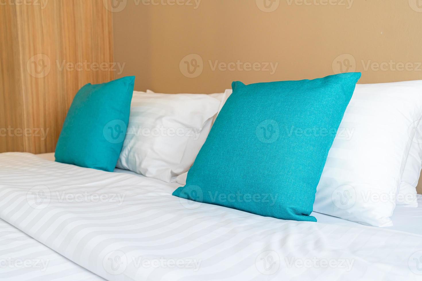 Hermosa y cómoda decoración de almohadas en la cama en el dormitorio. foto