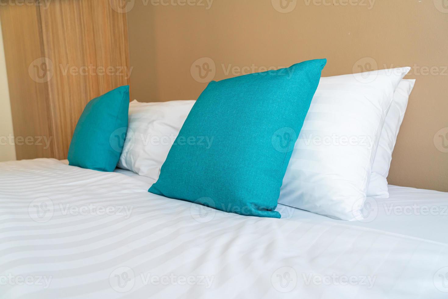Hermosa y cómoda decoración de almohadas en la cama en el dormitorio. foto