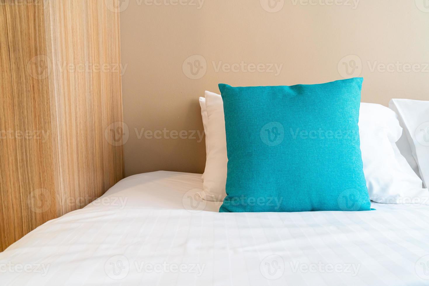 Hermosa y cómoda decoración de almohadas en la cama en el dormitorio. foto