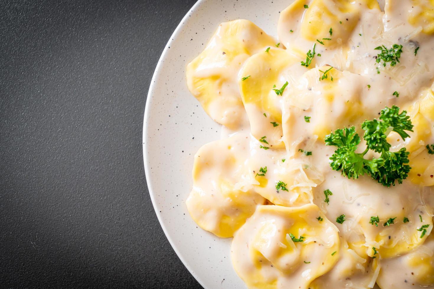 pasta de ravioles con salsa de crema de champiñones y queso - estilo de comida italiana foto