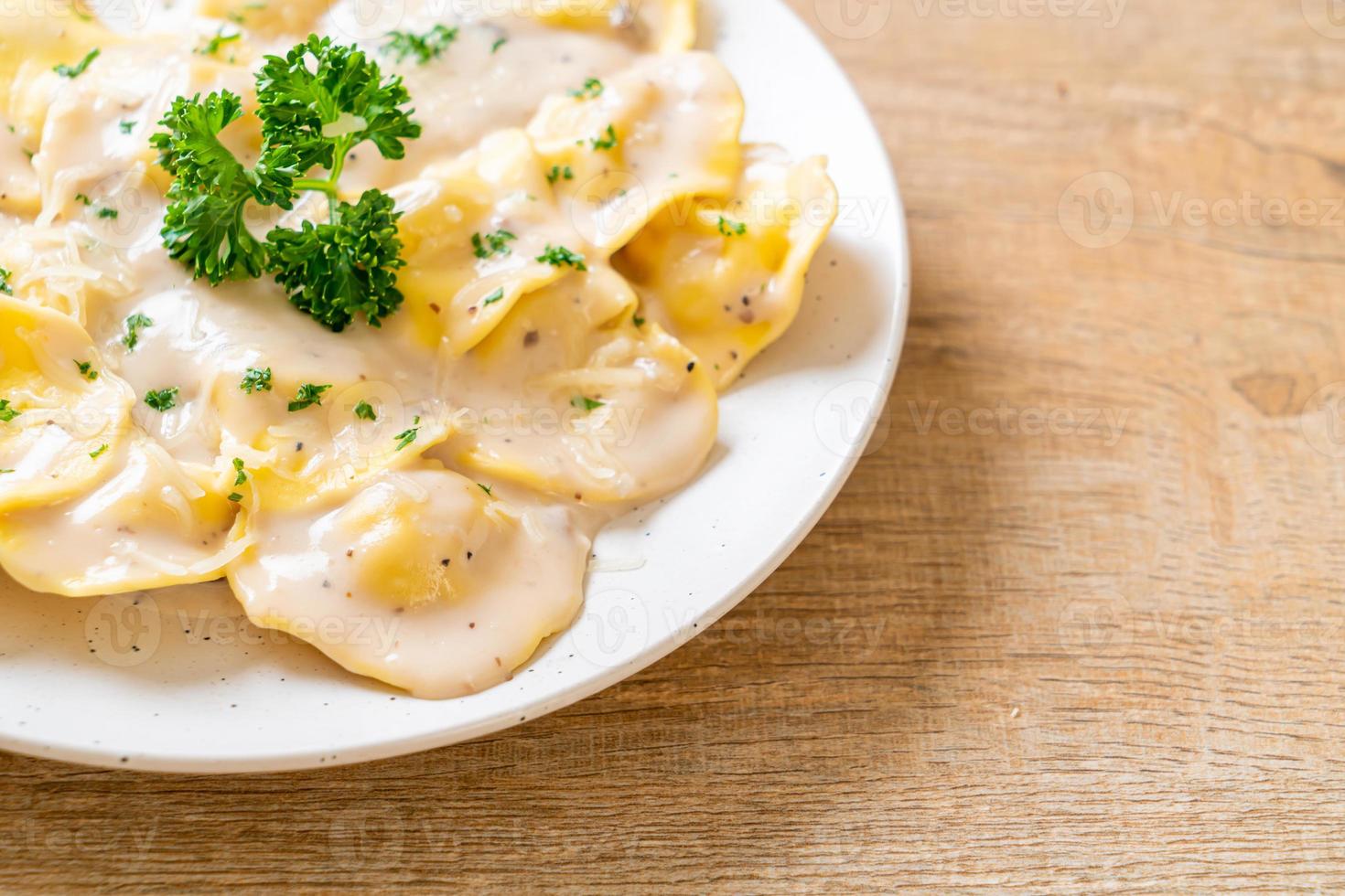 pasta de ravioles con salsa de crema de champiñones y queso - estilo de comida italiana foto