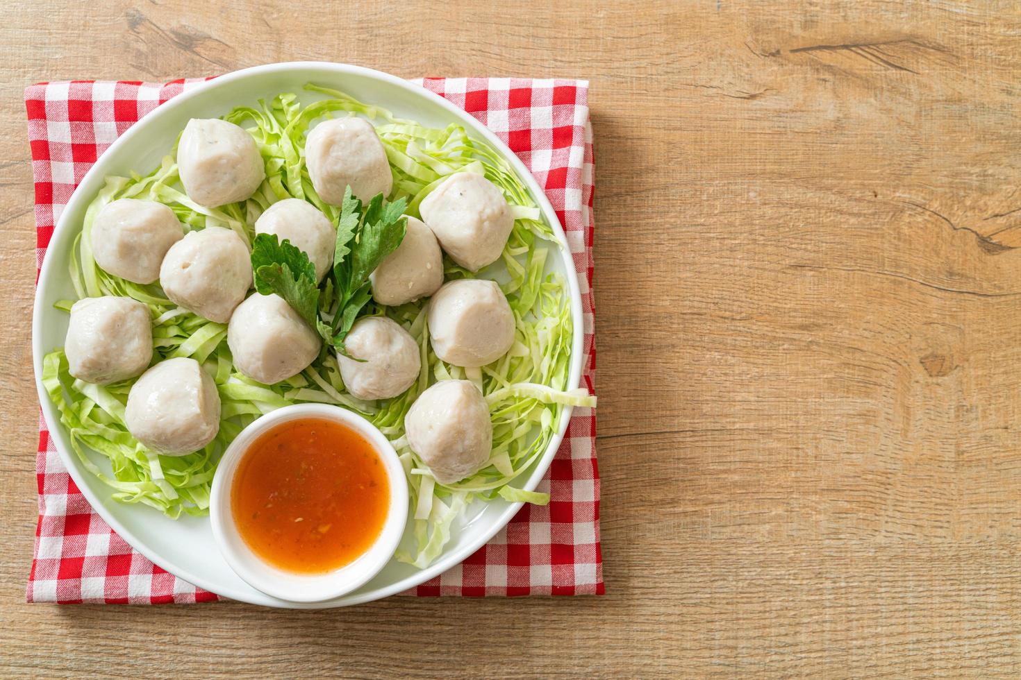 bolas de pescado hervidas con salsa picante foto