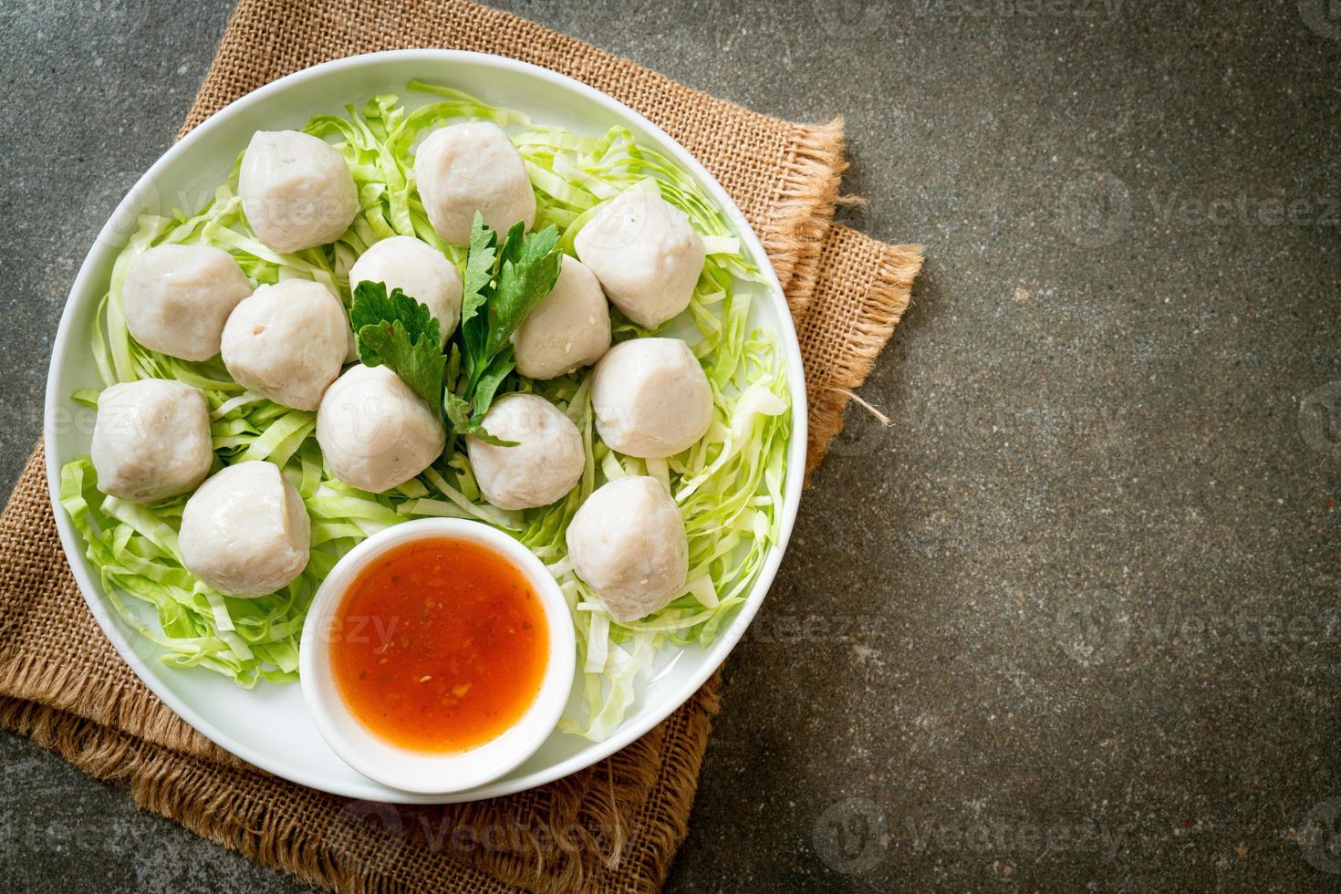 bolas de pescado hervidas con salsa picante foto