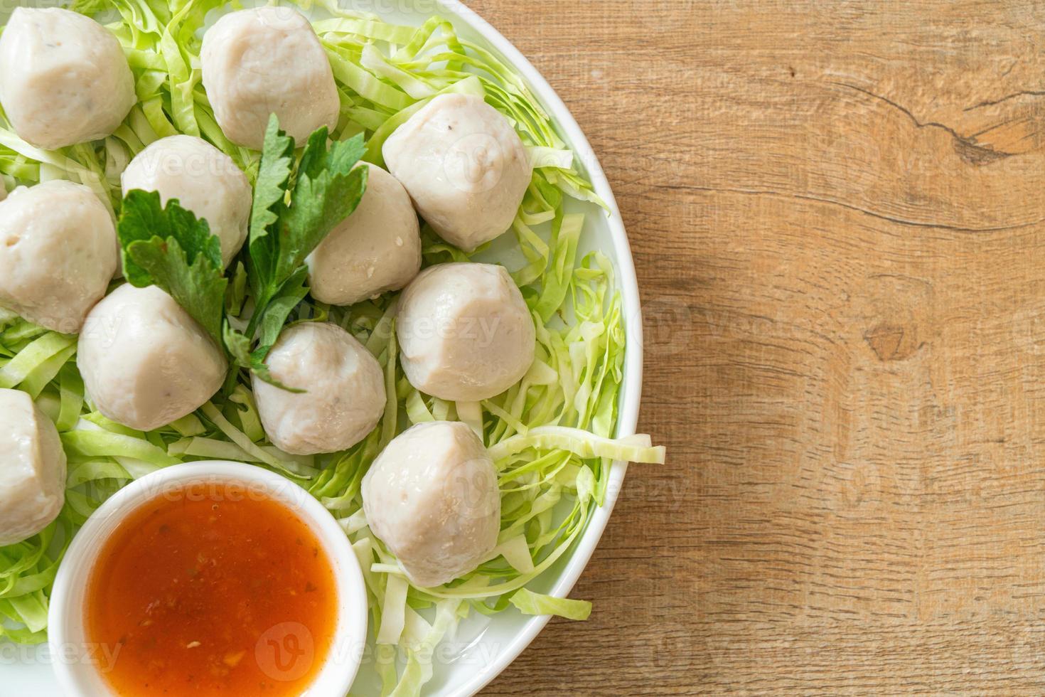 bolas de pescado hervidas con salsa picante foto