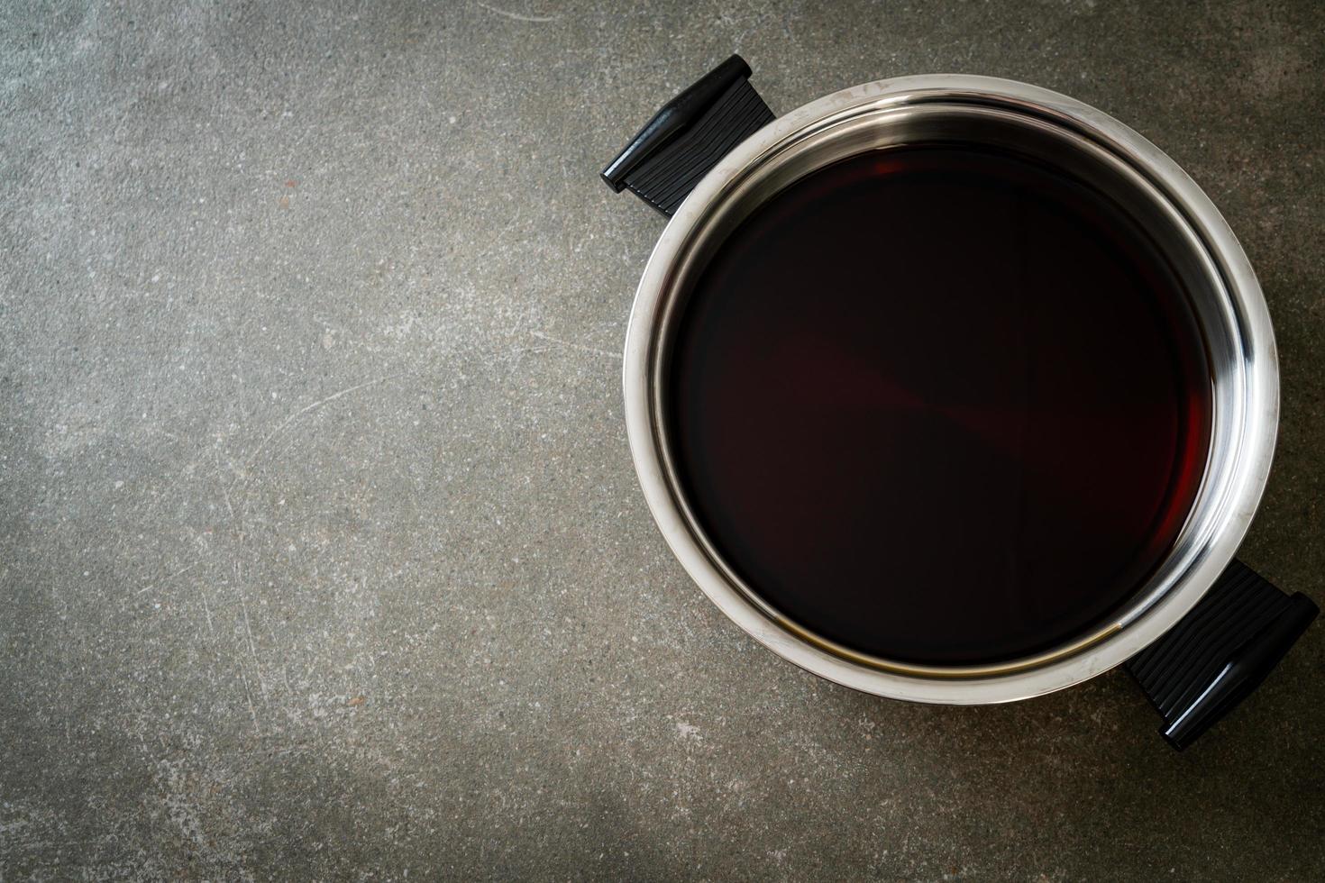 sopa negra en una olla caliente para shabu o sukiyaki - estilo de comida japonesa foto