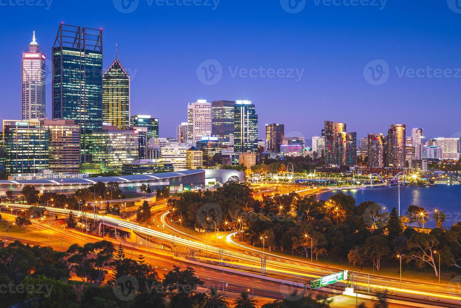 Horizonte de Perth en la noche en el oeste de Australia. foto