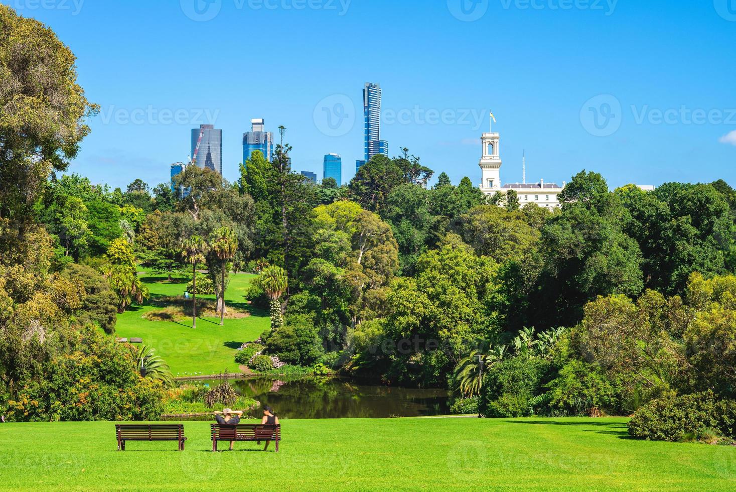 Royal Botanic Gardens y el horizonte de Melbourne en Australia foto