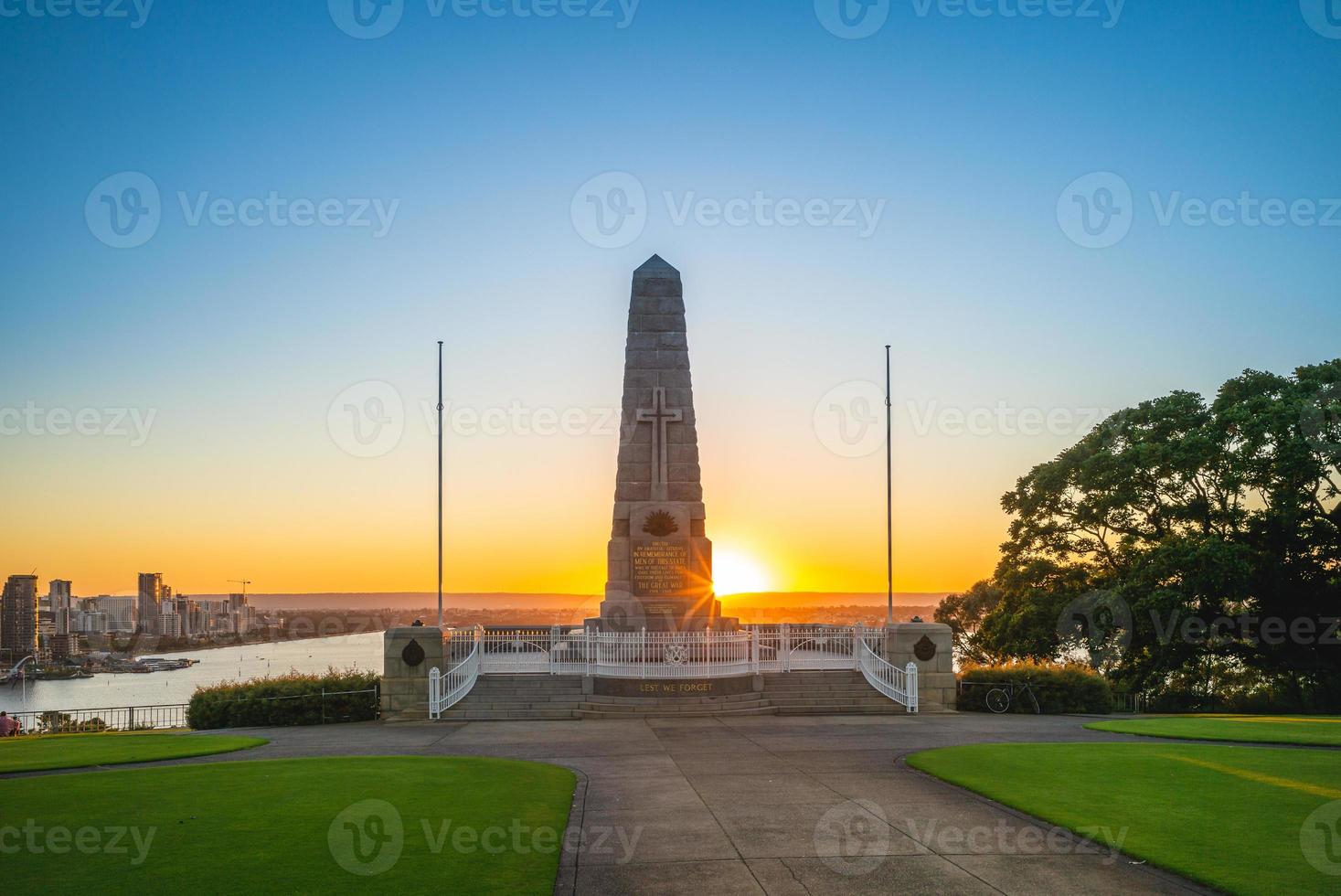 Llama eterna con State War Memorial en Perth. foto