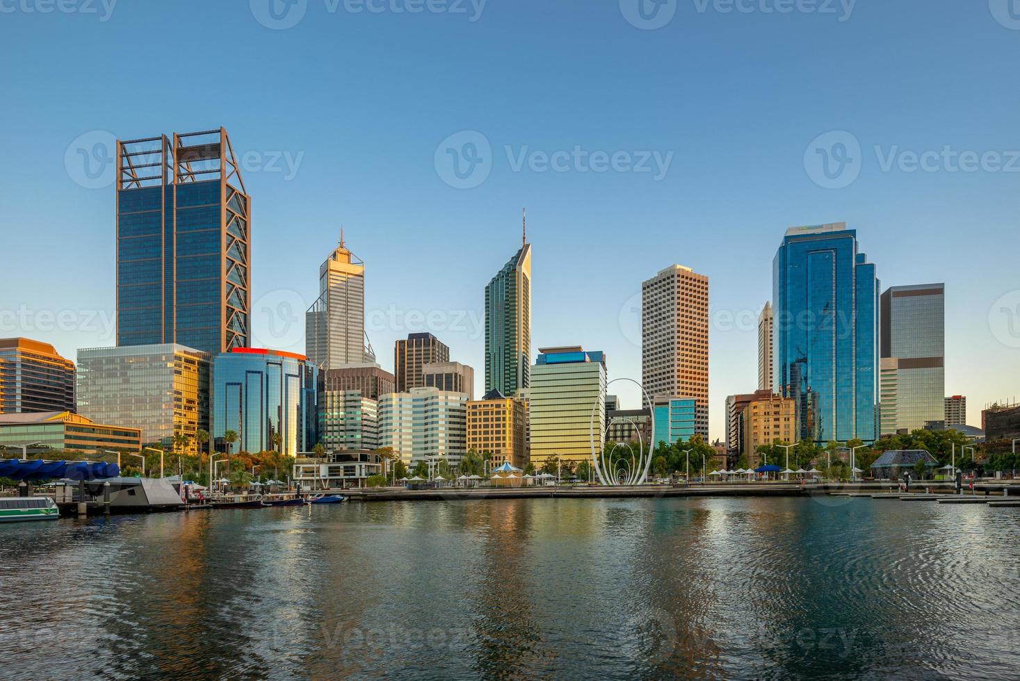 Horizonte de Perth en la noche en el oeste de Australia. foto