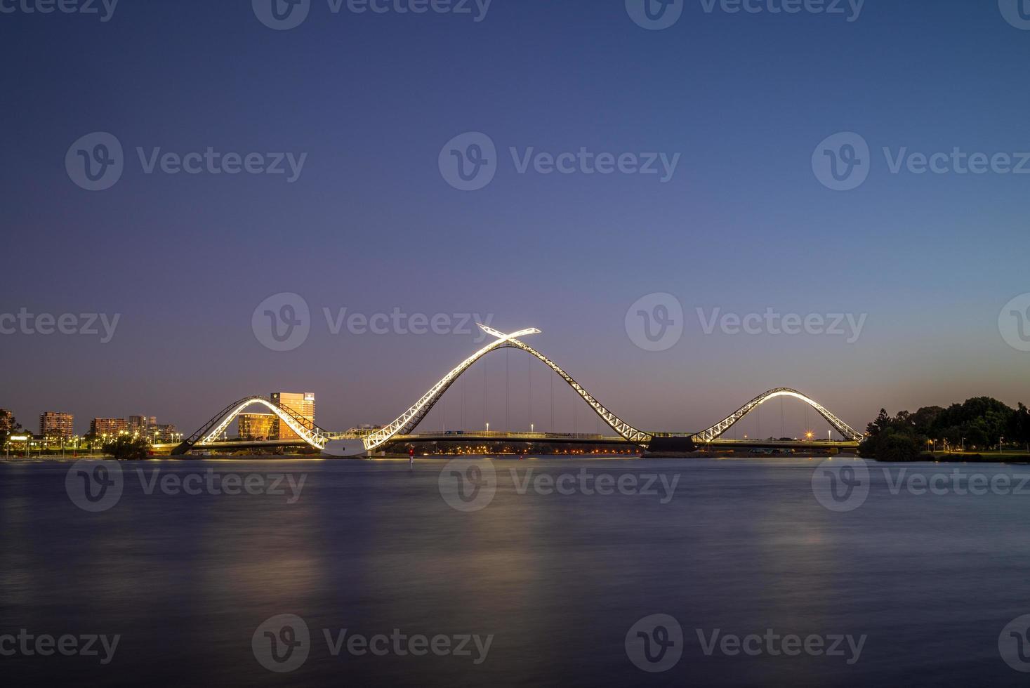 Puente Matagarup en Perth, Australia al atardecer foto