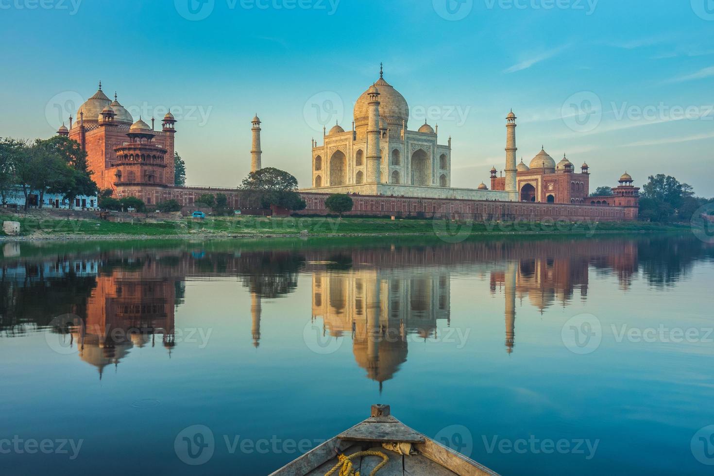 Paseo en barco por el río Yamuna cerca de Taj Mahal en Agra, India foto