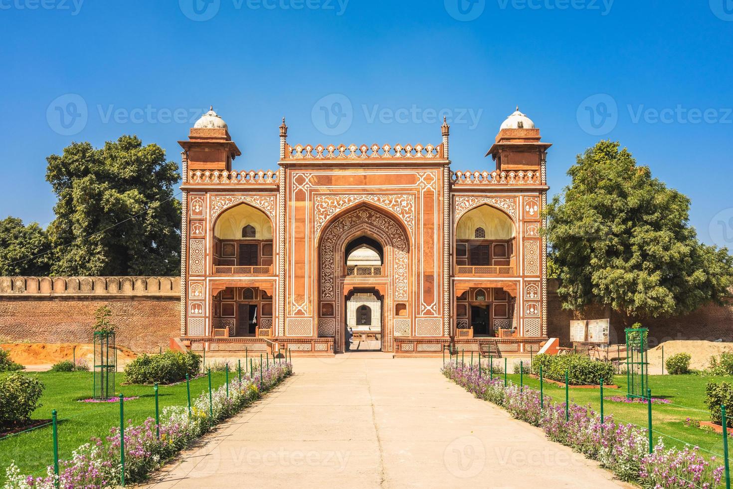 Puerta frontal de la tumba de itimad ud daulah en Agra, India foto