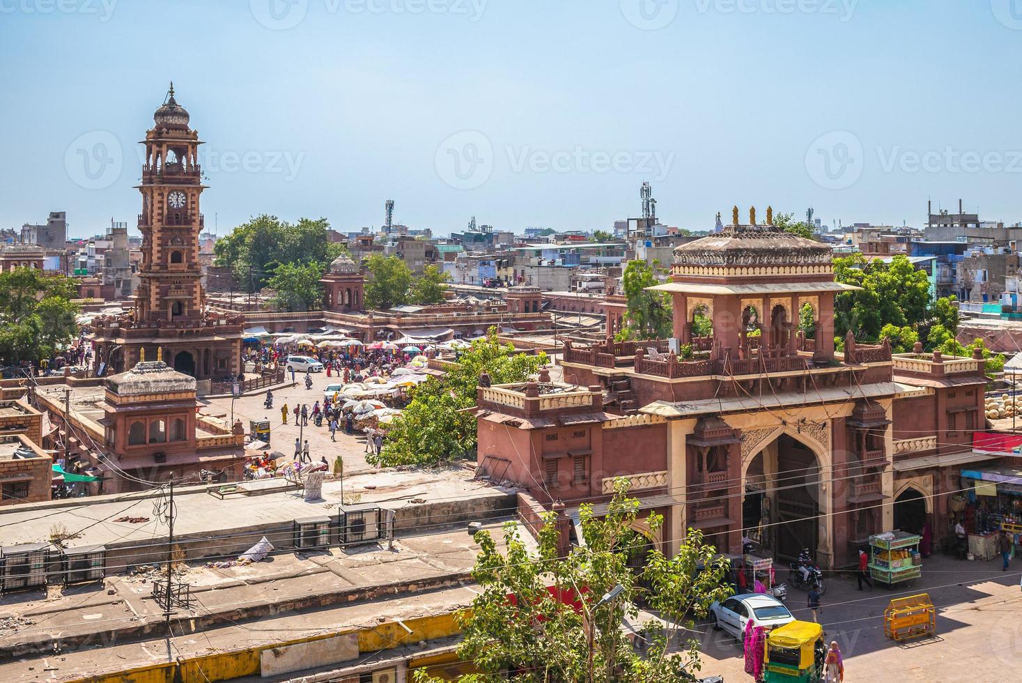 Mercado Sardar y la torre del reloj de Ghanta Ghar en Jodhpur, India foto