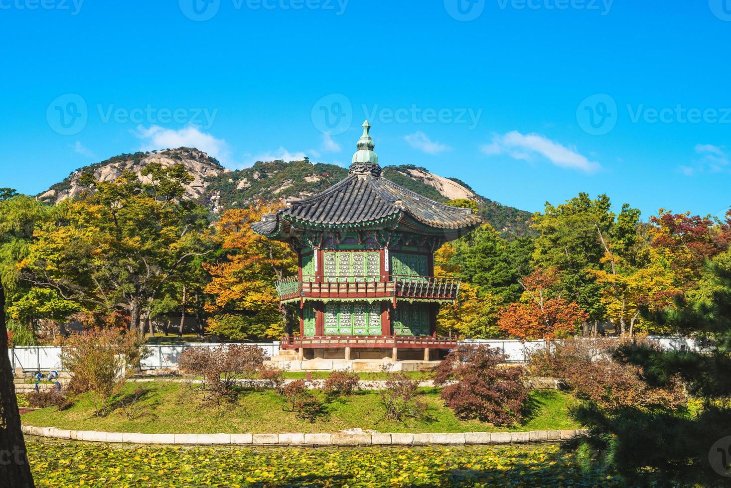 pabellón hyangwonjeong en gyeongbokgung, seúl, corea del sur foto