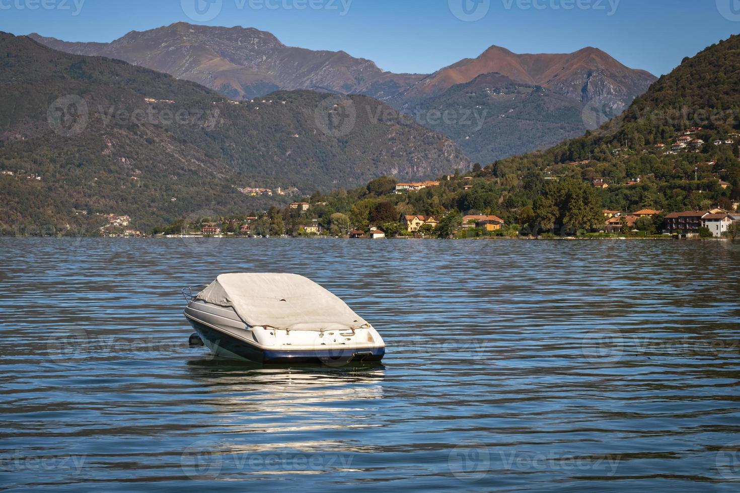 Barco de recreo, amarrado en el lago de Orta, en el norte de Italia foto