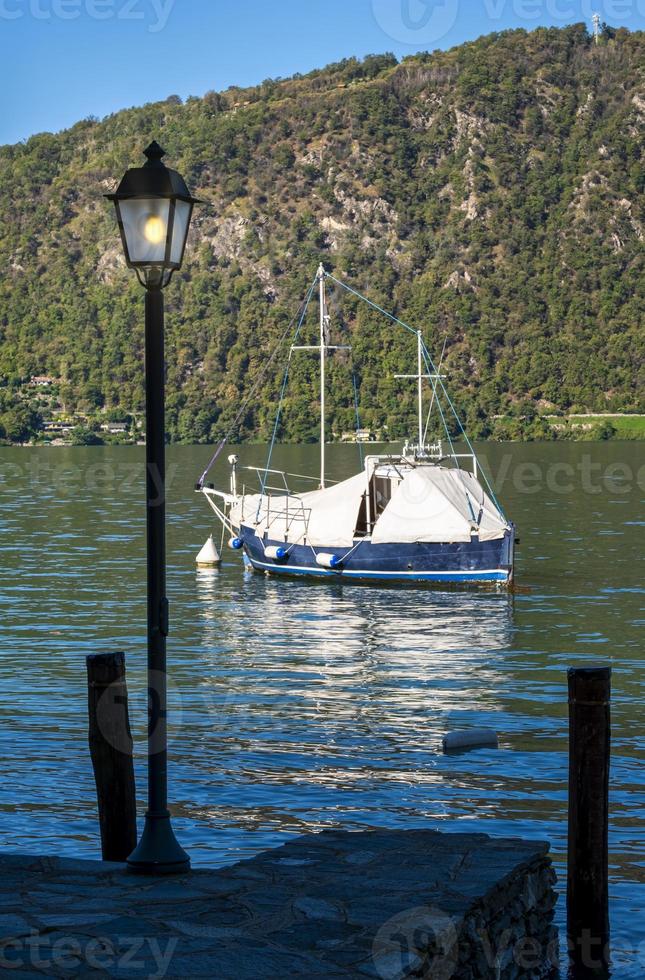 Barco de recreo, amarrado en el lago de Orta, en el norte de Italia foto