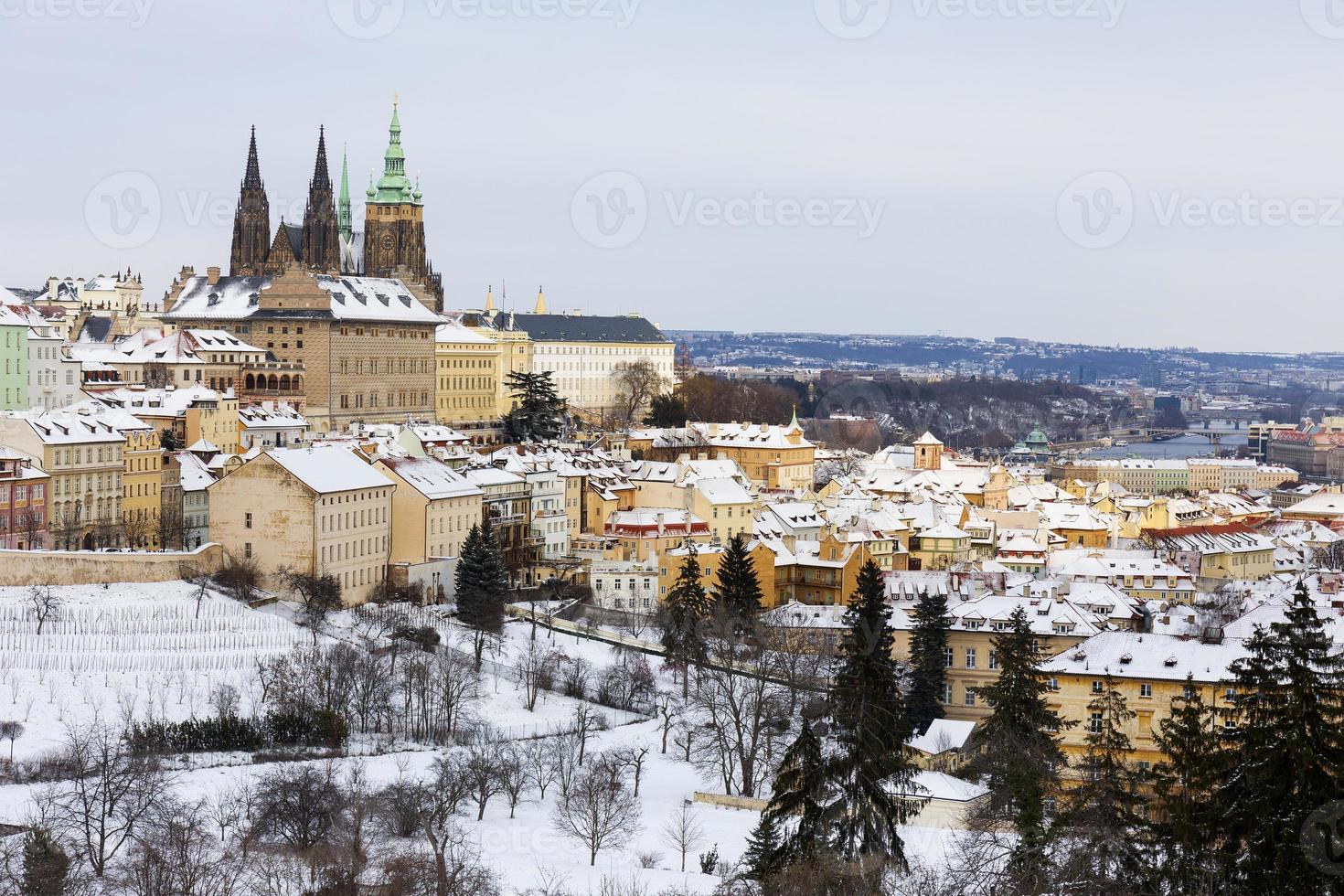 ciudad de praga con castillo gótico, república checa foto