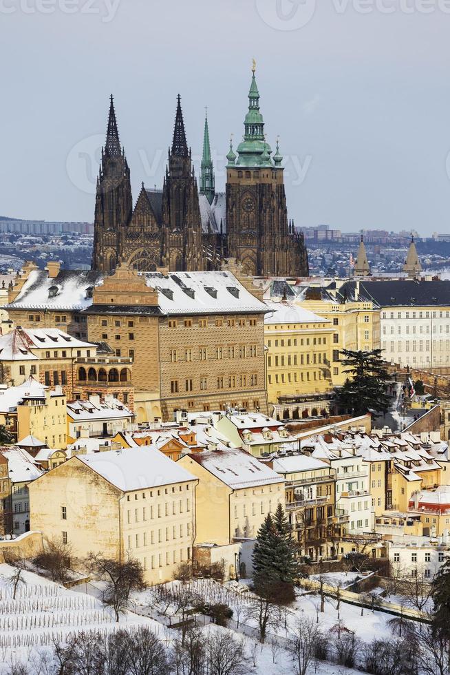 ciudad de praga con castillo gótico, república checa foto