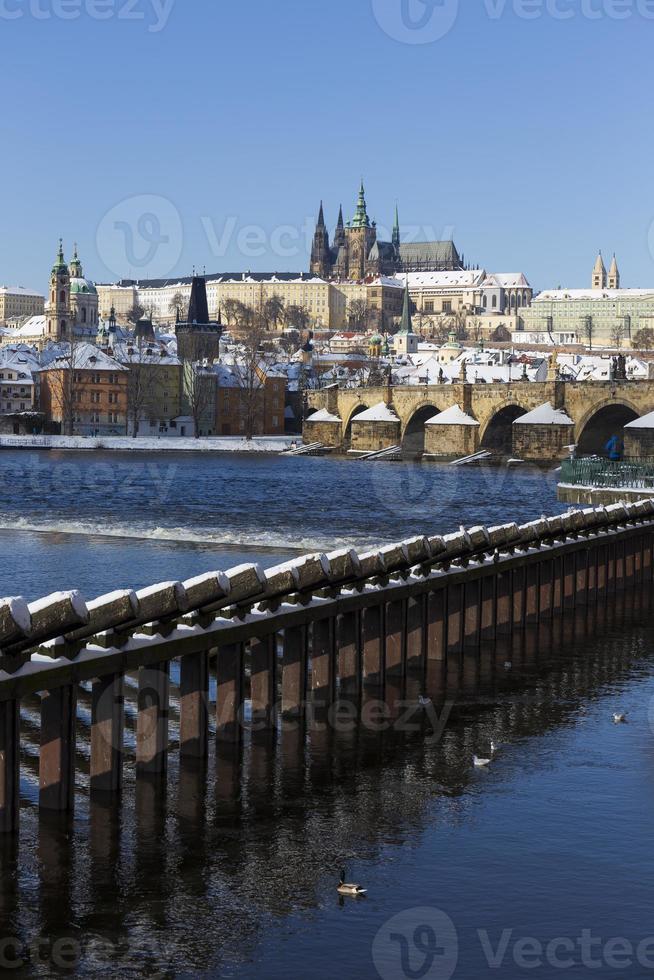 Ciudad menor de praga nevada con el castillo de praga, república checa foto