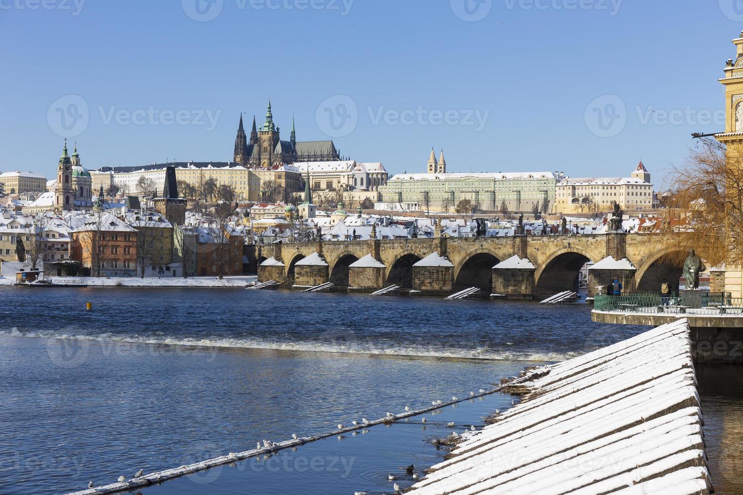 Ciudad menor de praga nevada con el castillo de praga, república checa foto