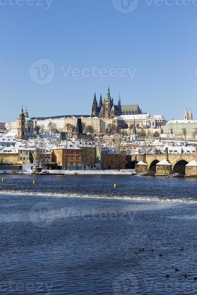 Ciudad menor de praga nevada con el castillo de praga, república checa foto