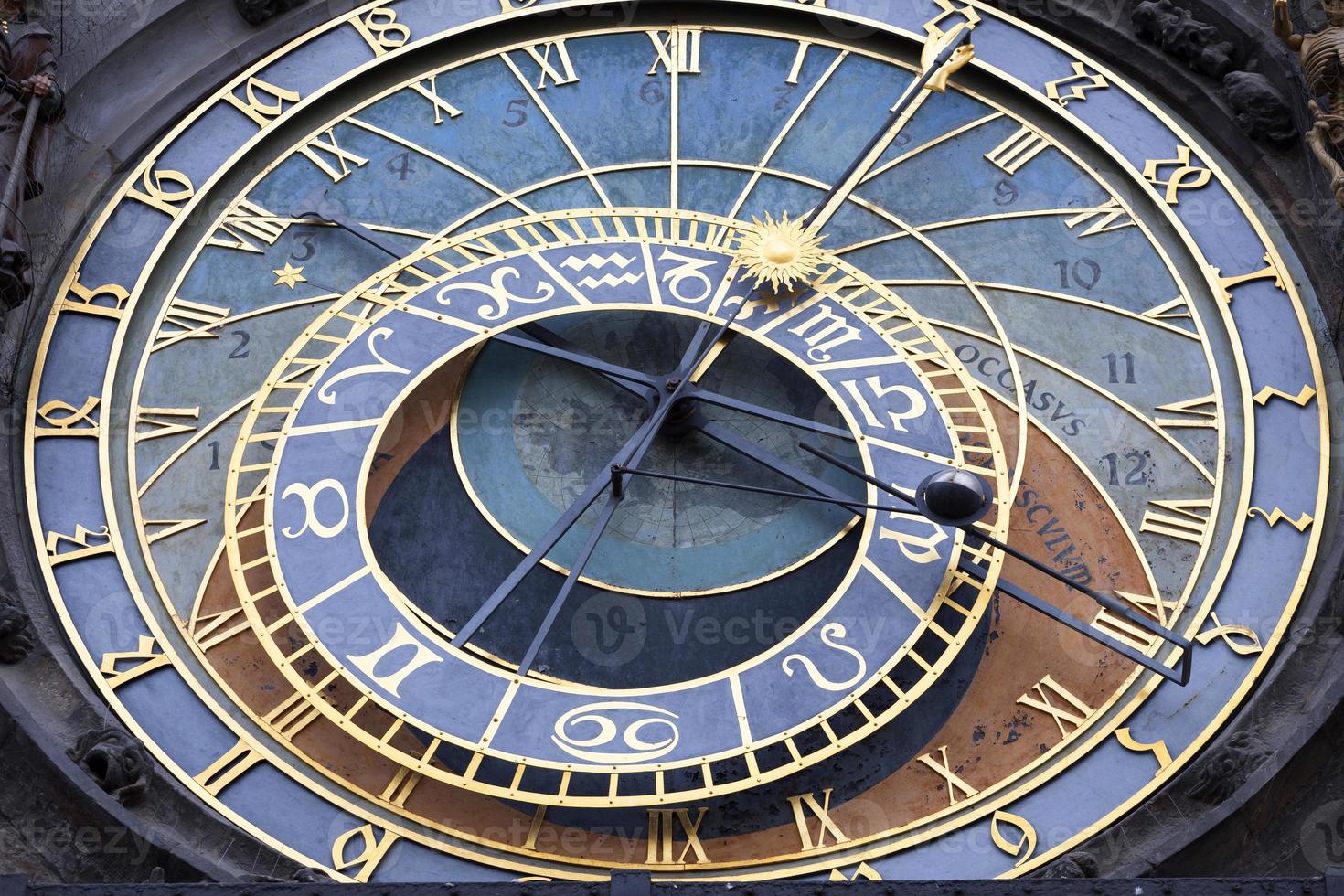 Reloj astronómico en la pared del antiguo ayuntamiento de Praga, República Checa foto